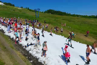 Russians enjoy summer skiing in artificial snow