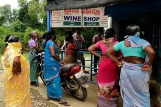 Women protest For stop wine selling in jayampu nellore district