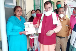 Education Minister Suresh Bhardwaj distributed letters.