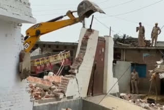 police demolishes vikas dubeys house, criminal vikas dubey