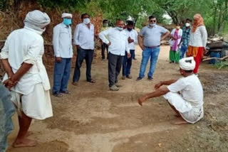 अधिकारियों ने गांव का किया दौरा, Officers visited the village