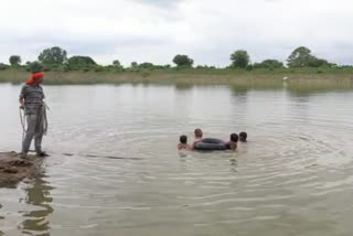 two boys died to drowned in the lake at wardha three were rescued