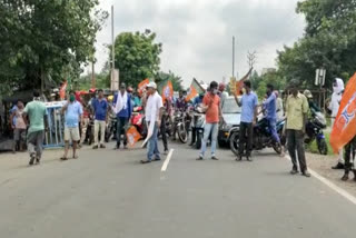 অর্জুনের উপর হামলার প্রতিবাদে ব্যারাকপুরের বিভিন্ন জায়গায় অবরোধ