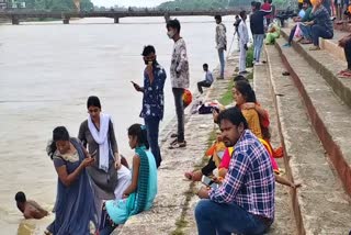 people arriving at kharun shore to take selfies