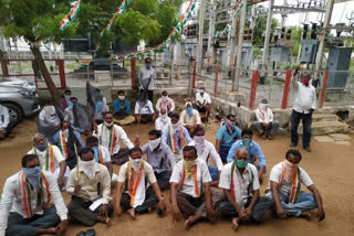 congress leaders protest in front of electric sub station at tadikal in karimnagar district