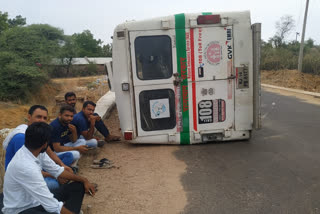 अनियंत्रित होकर पलटी एंबुलेंस, Ambulance overturned uncontrollably