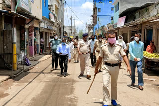 गश्ती करती पुलिस