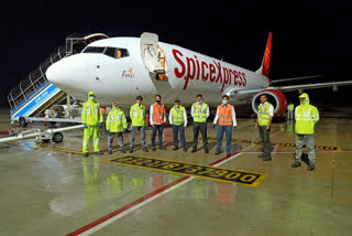 SpiceJet  Vande Bharat Mission  SpiceJet to operate 25 flights  SpiceJet will operate 25 flights  Indians stranded in UAE, Saudi Arabia and Oman  ഇന്ത്യക്കാരെ തിരിച്ചെത്തിക്കുന്നതിന് സ്‌പൈസ് ജെറ്റ് ഈ മാസം 19 വിമാന സര്‍വീസുകള്‍ നടത്തും  സ്‌പൈസ് ജെറ്റ്