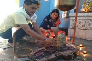 Devotees worshiping Lord Shiva