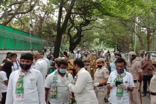 JDU activists march to appeal to CM on Behalf of teachers...Police stunned seeing crowd