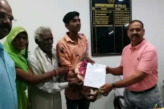 SP Rakesh Sagar honors 10 topper of agar pawan khumbhkar by providing certificate