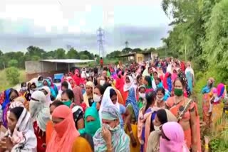 women protest against liquor shops