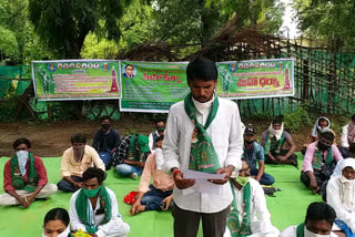 The leaders of the Tundendeba Adivasi Student Unions held a strike in front of the Utnaur ITDA office