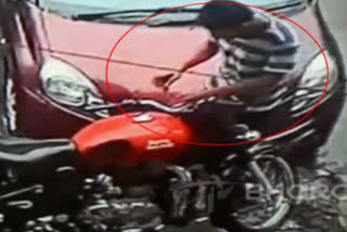 three robbers fail in stealing bullet bike at govindpuri in delhi