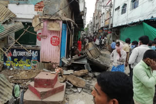 oldest building collapsed in Warangal Chowrasta