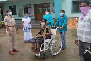 SI niharika helped pregnant lady in Jaishankar Bhopal Palli district