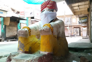 ईलोजी की प्रतिमा मास्क पहनाई, बाड़मेर में कोरोना संक्रमण, Corona infection in Barmer, Eloji statue Wore masks in barmer