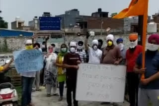 protest against liquor shop opening near gurudwara at greater noida