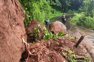 കോഴിക്കോട്  ക്കം കൂടരഞ്ഞി റോഡ്  മലയോര മേഖല  ജില്ലയിൽ ശക്തമായ മഴയും മണ്ണിടിച്ചിലും  Heavy rain  Kozhikode district  landslides