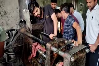 अलवर न्यूज  businessman's hand trapped in oil speller machine