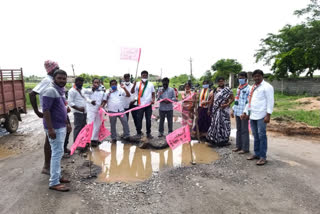 congress leaders protest at husnabad roads in siddipeta