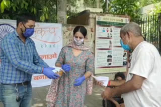 Sankalp distributes masks of Khadi to promote Khadi in Safdarjung Hospital delhi