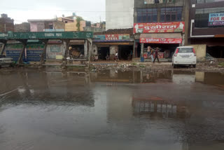 دہلی :معمولی بارش میں ہی بعض علاقوں اور سڑکوں پر پانی بھر گیا