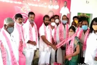 BJP Leaders jump into TRS Party at Bhuthpur Municipality in Mahabubnagar district