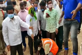 Makthal MLA Chittem rammohan reddy participated in 6th term harithaharam programme in narayanapeta district