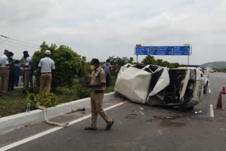 Andhra minister  Andhra minister vehicle overturns  B. Srinivas Reddy  Andhra minister accident  ആന്ധ്രാപ്രദേശ് മന്ത്രി  എസ്‌കോട്ട് വാഹനം അപകടം