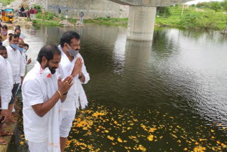 minister srinivas goud jalapuja at bandarpally checkdam in mahabub nagar