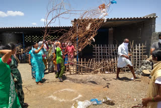 ladies protest in prakasam dst  thuluru about wine shop issue