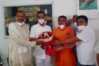 BJP leader celebrated his birthday with a party worker in Chhatarpur