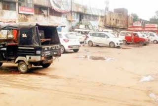 Private drivers are collecting the money they want from passengers due to the bus not moving