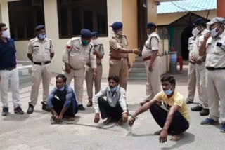 narsinghpur Police arrested three accused for stealing truck tires