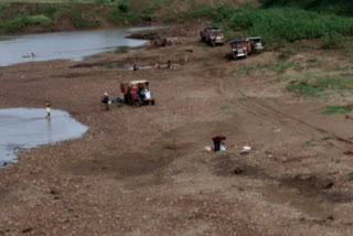 Despite the administration's refusal, sand excavation from Narmada continues in dindori