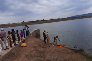 नदी में तैरता मिला युवक का लाश, Youth's body found floating in river