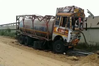 6 year old child and 35 cow dead in tanker tractor road accident in rewari