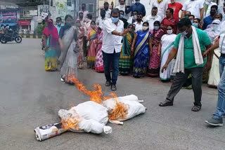 mahila Congress burnt effigy of minister Tulsi Silavat in Ratlam