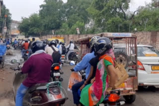 people facing heavy traffic jam problem at jaitpur turn