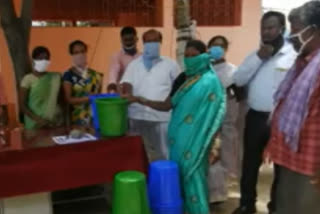 Dust bins distribution by the mpp to the people at yelkal in siddipeta