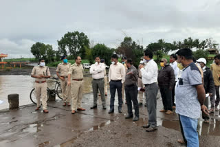 District Collector MG Hiremath visited villages along the Krishna River