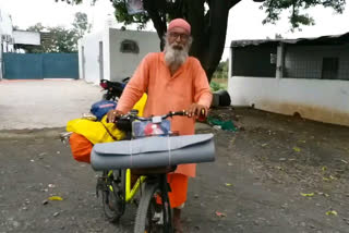 Aged devotee arrives agar from Bangalore for Amarnath by bicycle