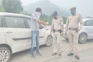 सैलानियों से जांच पड़ताल करती पुलिस.