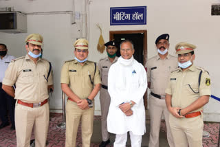 Tamradhwaj Sahu honored Raigarh Police