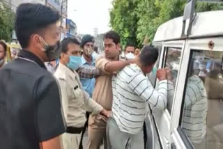 Police personnal slapping Vikas Dubey from behind video