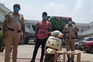 delhi police arrested miscreant with 2 mobile phones in fatehpur beri