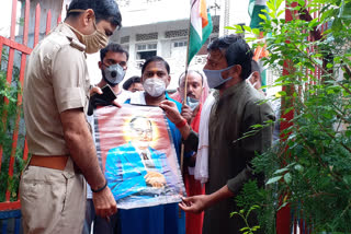 Giving a picture of Ambedkar to the SO of Chitganj police station