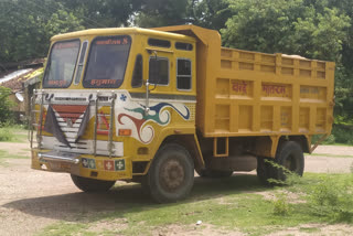 Dumper seized for transporting illegal sand in Khargone