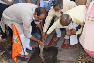 MLA Sudesh Rai inaugurated the boundary wall and kitchen of Geeta Manas Bhawan in sehore